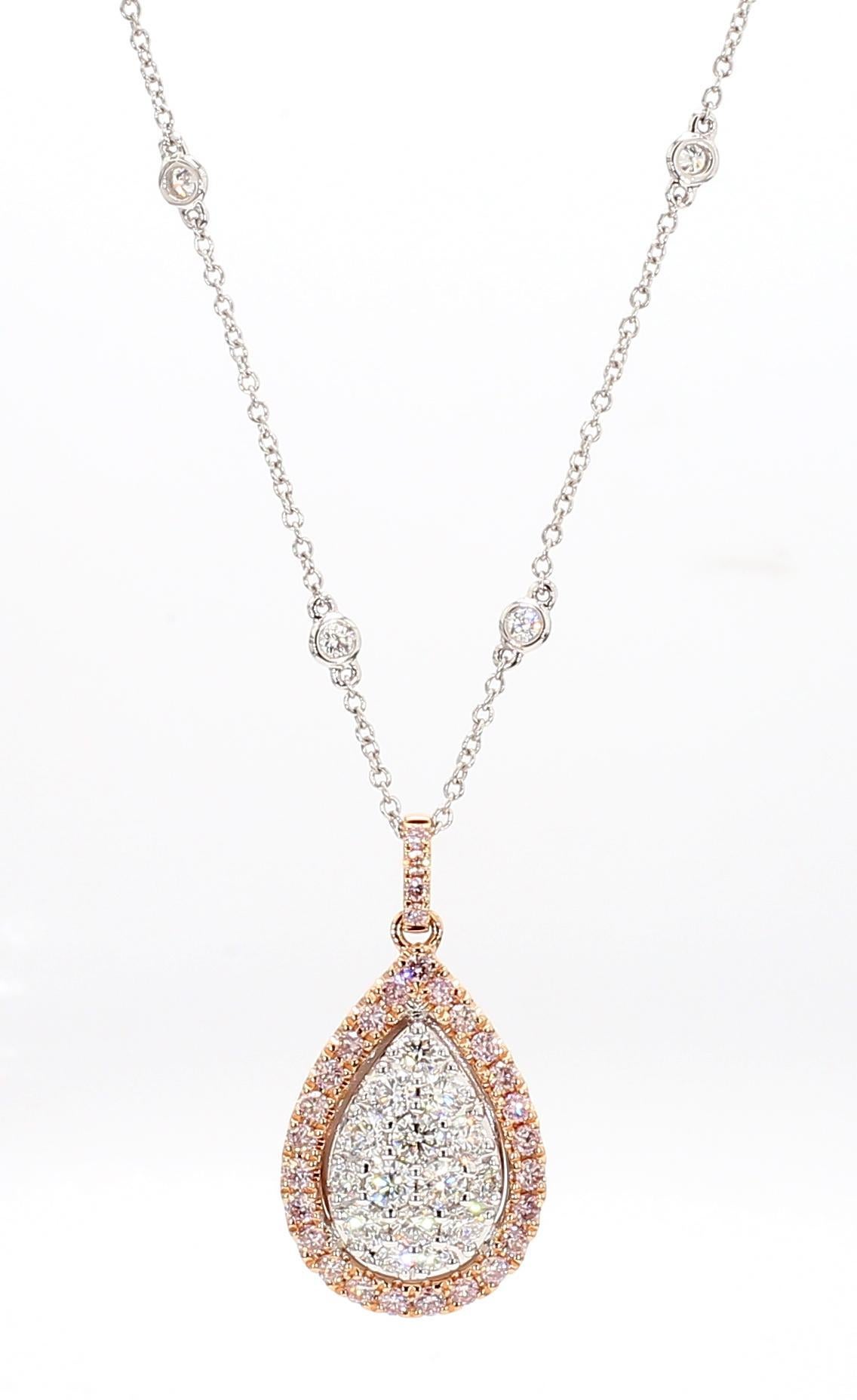 Le magnifique pendentif en diamant de Raregemworld. Montée dans une belle monture en or rose et blanc 18 carats avec une mêlée de diamants roses ronds naturels complétée par une mêlée de diamants blancs ronds naturels dans une belle forme de poire.