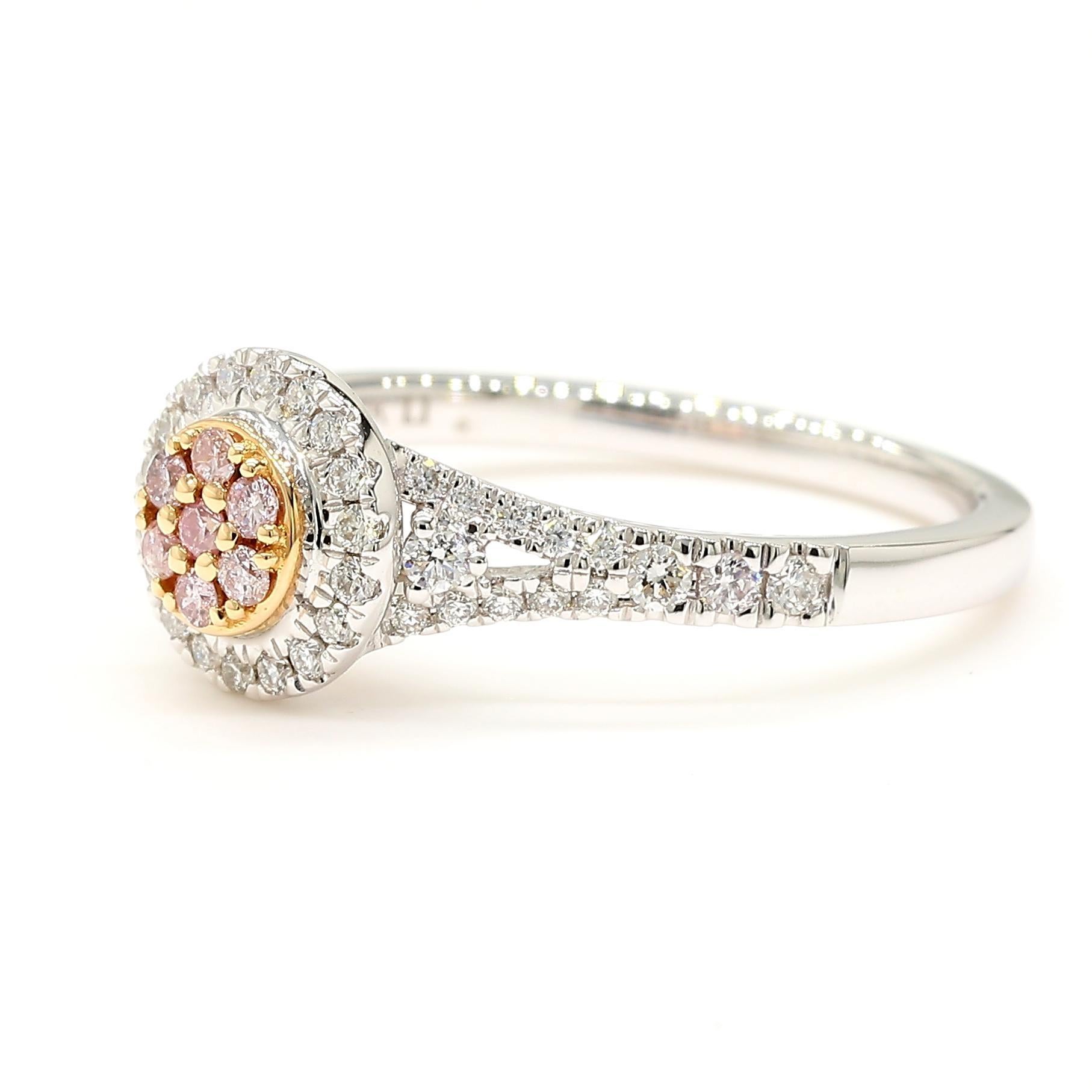 Precioso anillo de diamantes de RareGemWorld. Montada en un precioso engaste de Oro Rosa y Blanco de 18 quilates con melee de diamante rosa redondo natural complementado con melee de diamante blanco redondo natural. Este anillo impresionará y