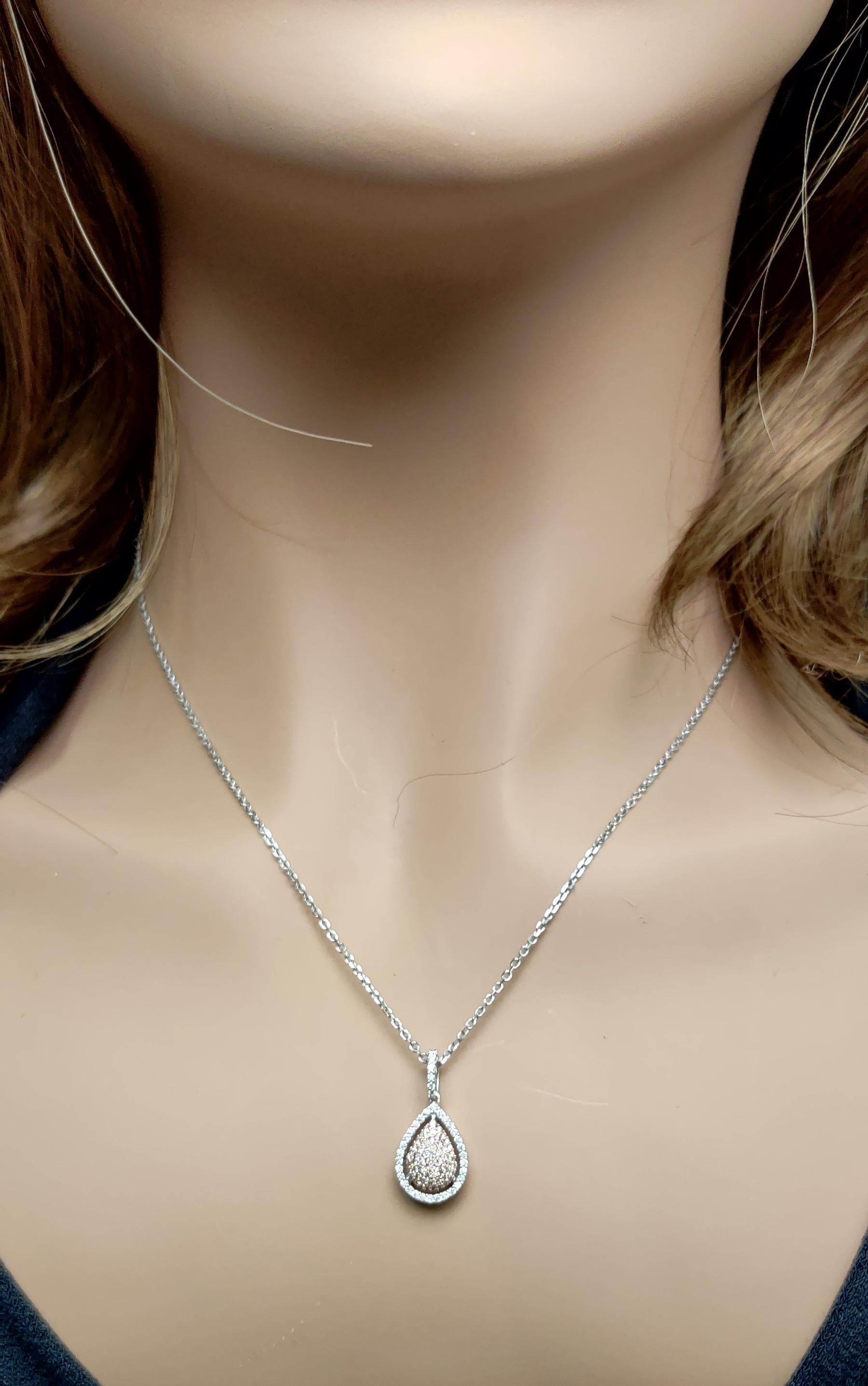Le pendentif classique en diamant de Raregemworld. Montée dans une belle monture en or rose et blanc 18 carats avec une mêlée de diamants roses ronds naturels complétée par une mêlée de diamants blancs ronds naturels dans une belle forme de poire.