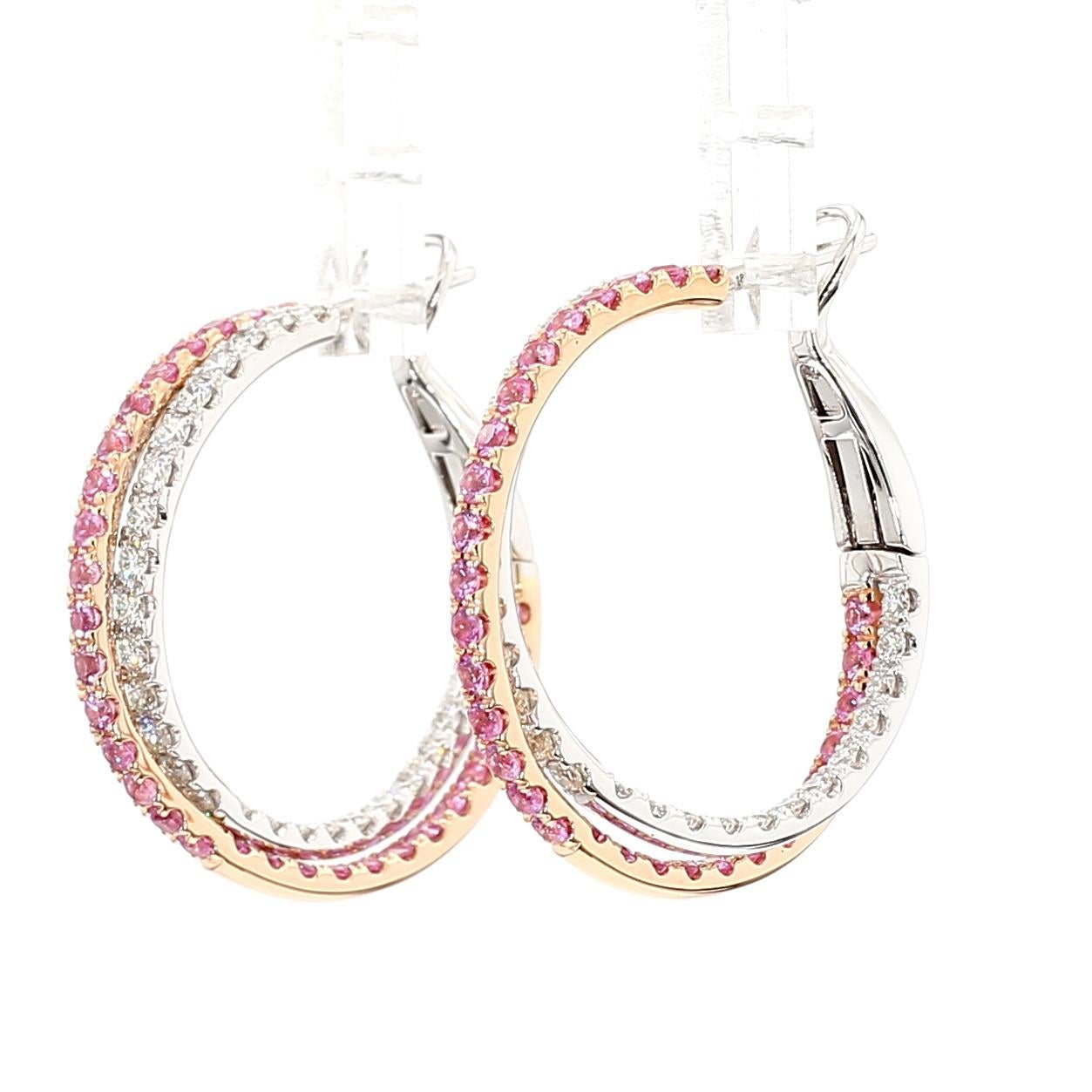 Preciosos pendientes de zafiro de RareGemWorld. Montada en un hermoso engaste de Oro Rosa de 18 quilates con zafiros rosas naturales de talla redonda complementados con melee de diamantes blancos naturales redondos en una hermosa forma circular