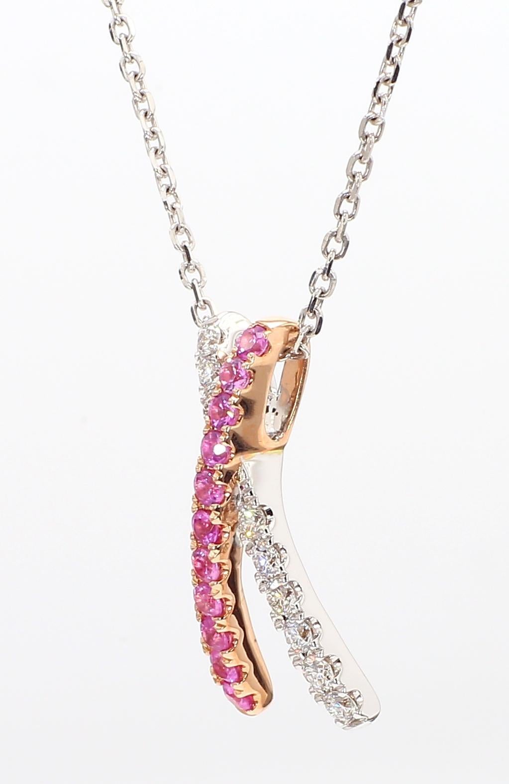 Le magnifique pendentif en saphir de Raregemworld. Monté dans une magnifique monture en or rose et blanc 14 carats avec des saphirs roses de taille ronde naturelle complétés par des diamants blancs de taille ronde naturelle. Ce pendentif est garanti