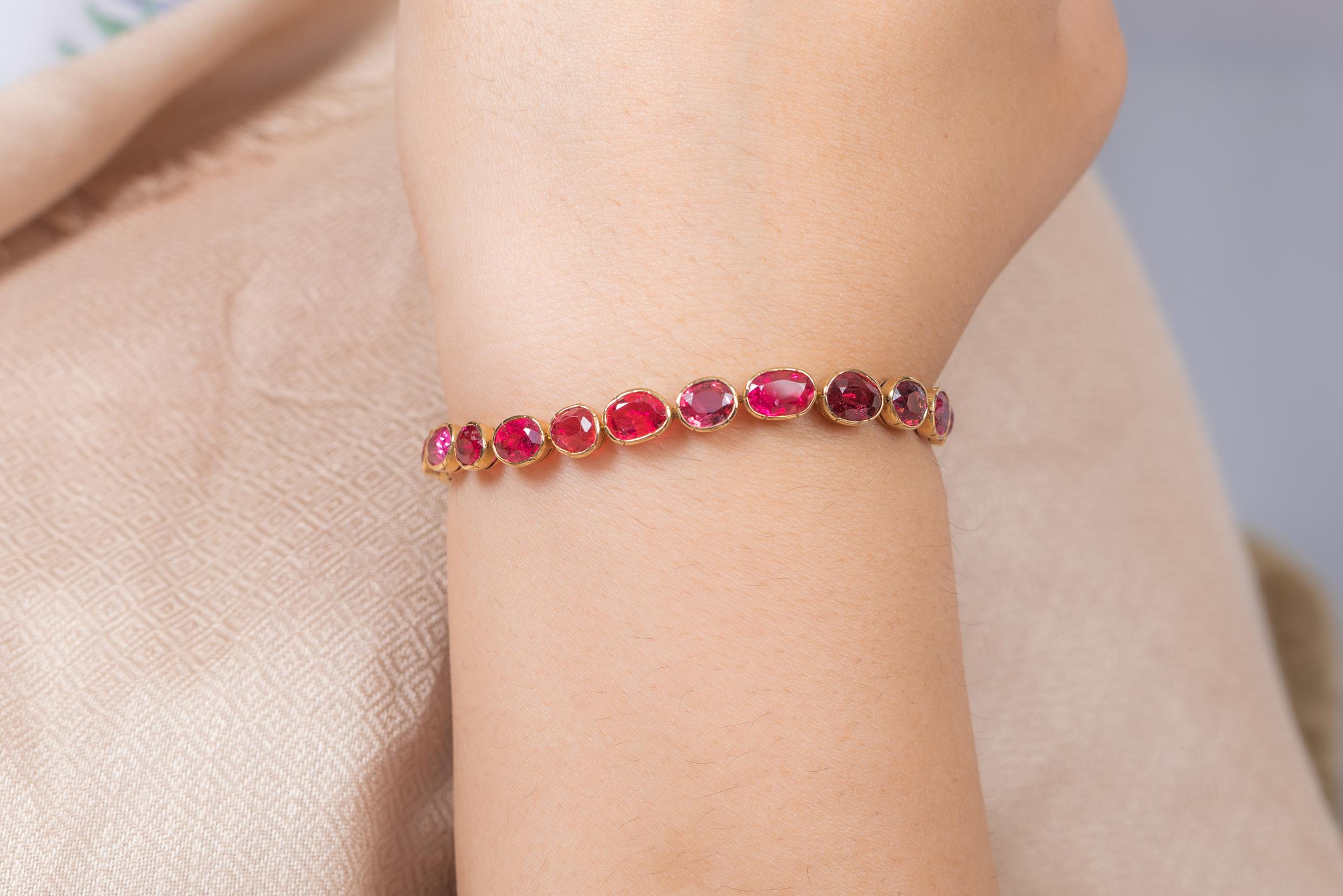 Esta pulsera de rubí rosa natural en oro de 18 quilates exhibe 22,8 quilates de rubí natural de brillo infinito. Mide 7 pulgadas de largo. 
El rubí mejora la fuerza mental.
Diseñadas con engastes de oro macizo de rubí de corte ovalado para que