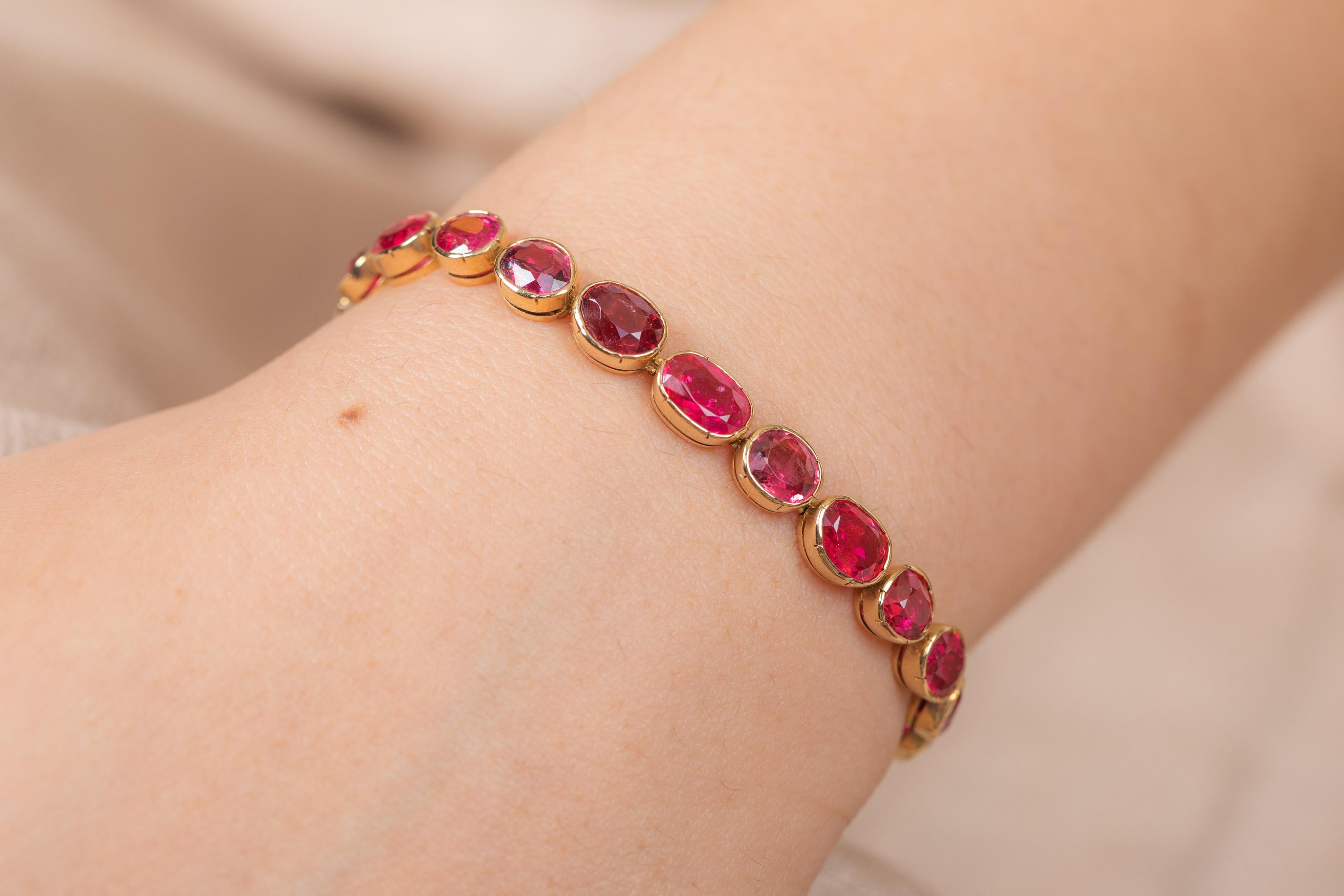 Pulsera de rubí rosa natural en oro amarillo de 18 quilates Corte oval en venta
