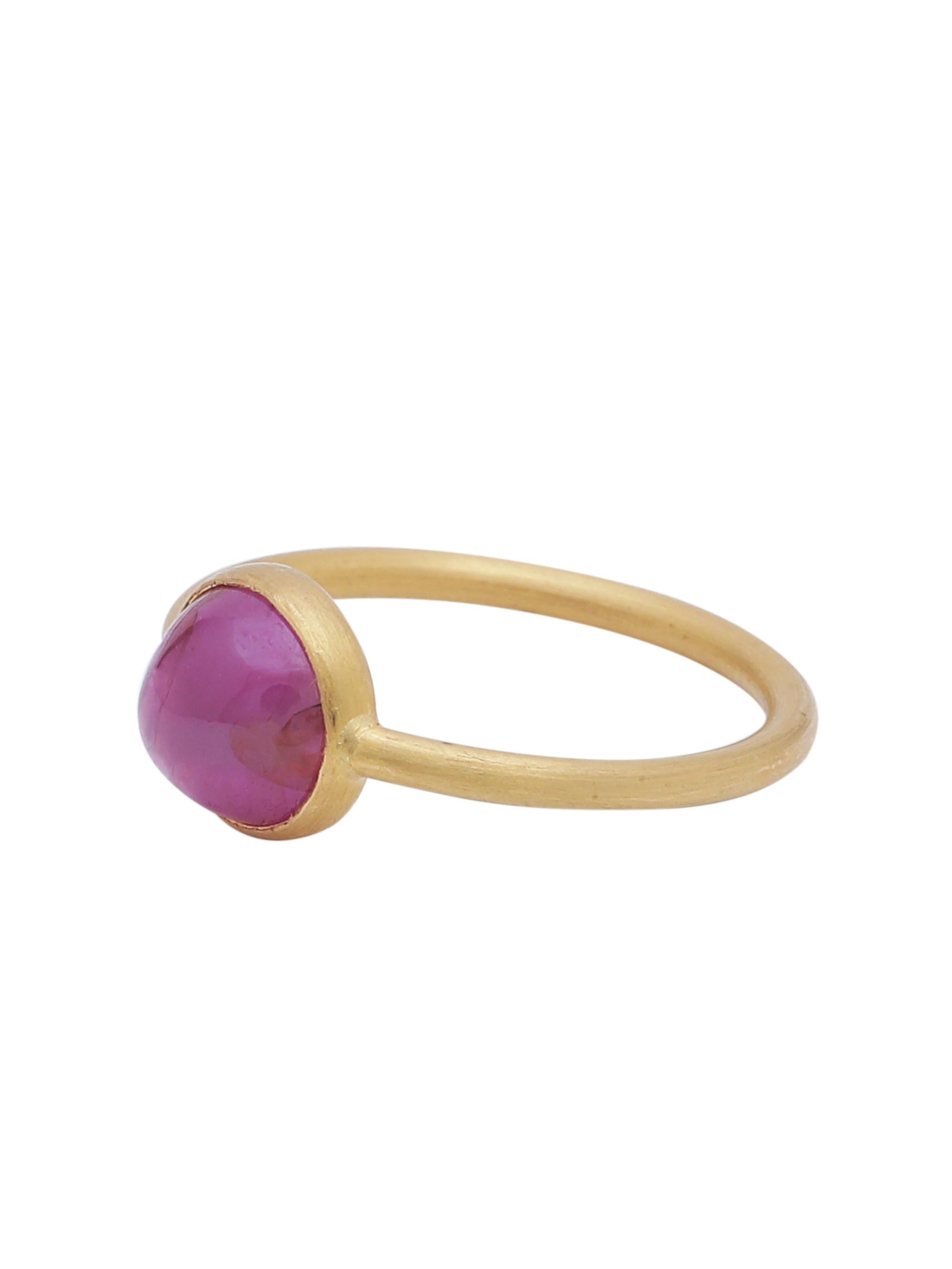 Stapelbarer Ring aus 22 Karat mattem Gelbgold mit natürlichem rosa Rubin-Cabochon Handgefertigt (Moderne) im Angebot