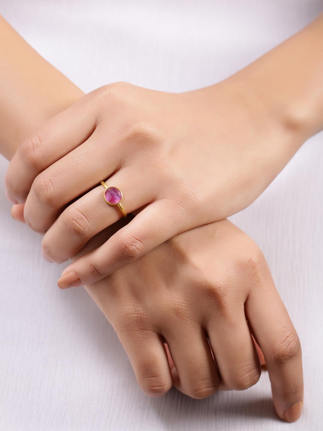 Bague empilable en or jaune mat 22 carats avec rubis rose naturel cabochon, fabriquée à la main Neuf - En vente à Jaipur, IN