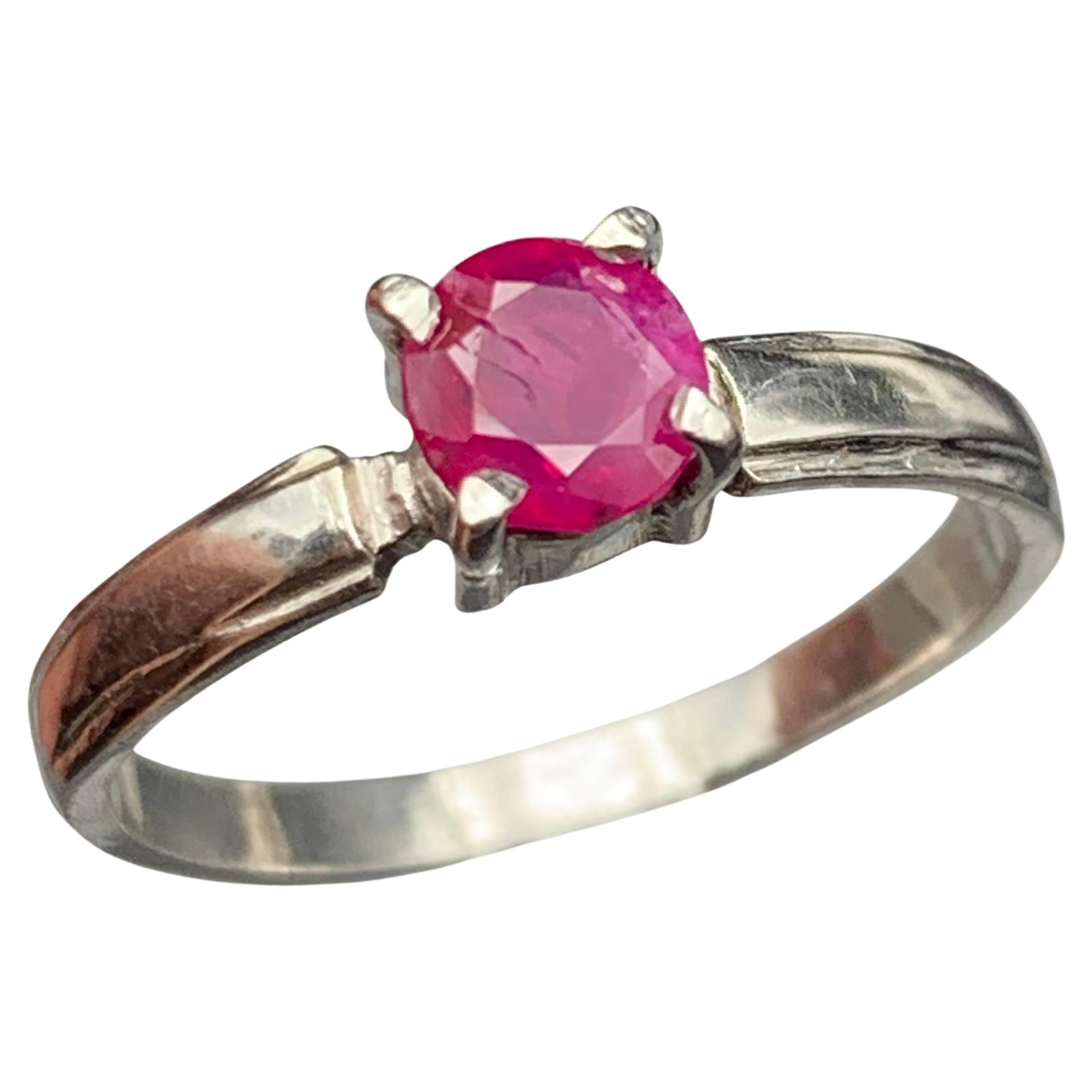 Anello di fidanzamento con rubino rosa naturale e taglio rotondo, realizzato a mano in argento 925.