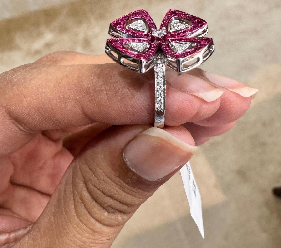 Edelstein : Rosa Saphir

 Gewicht des Edelsteins: 0,43 Karat.

 Edelstein Größe : Mix

 Edelsteinform : Rundschliff

 Edelstein-Typ : Natürlich



DETAILS ZUM DIAMANTEN :

 Gewicht des Diamanten: 0,23 Karat.

 Diamantform : Rundschliff

 Farbe und