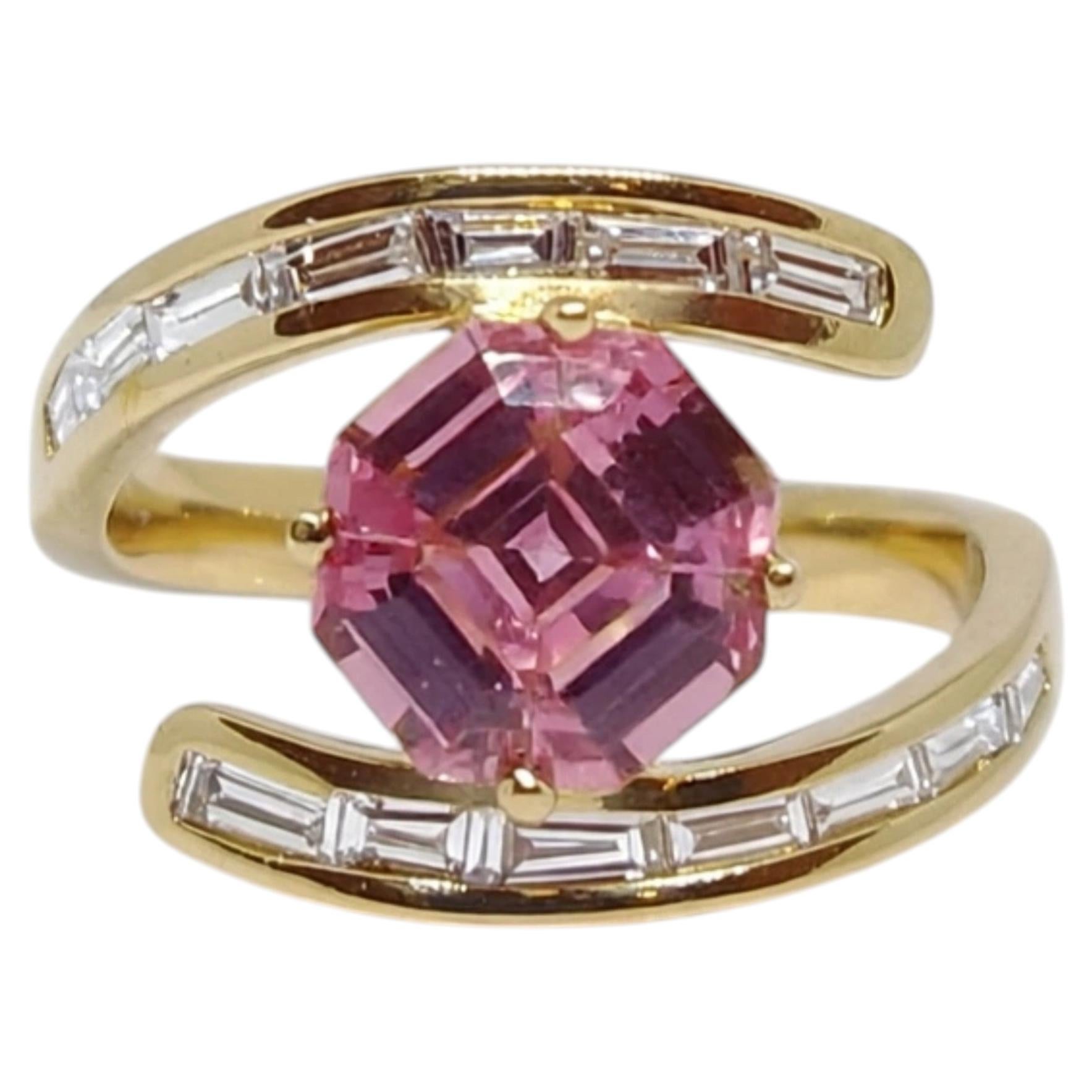 Bague en or 18 carats sertie d'un saphir rose naturel de 1,01 carat et de diamants de 0,61 carat