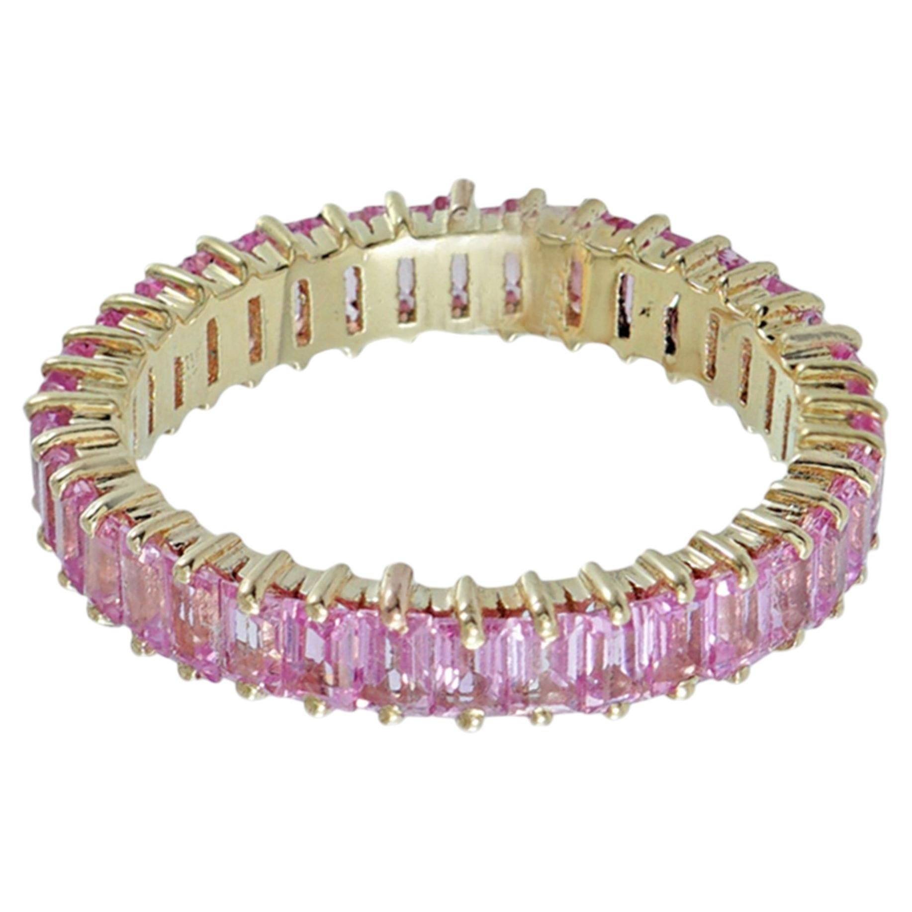 En vente :  Bague éternité en or jaune 14 carats sertie de saphirs roses naturels