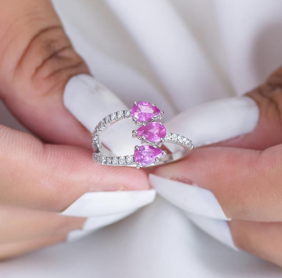 Ring mit natürlichem rosa Saphir aus 18 Karat Gold im Angebot 2