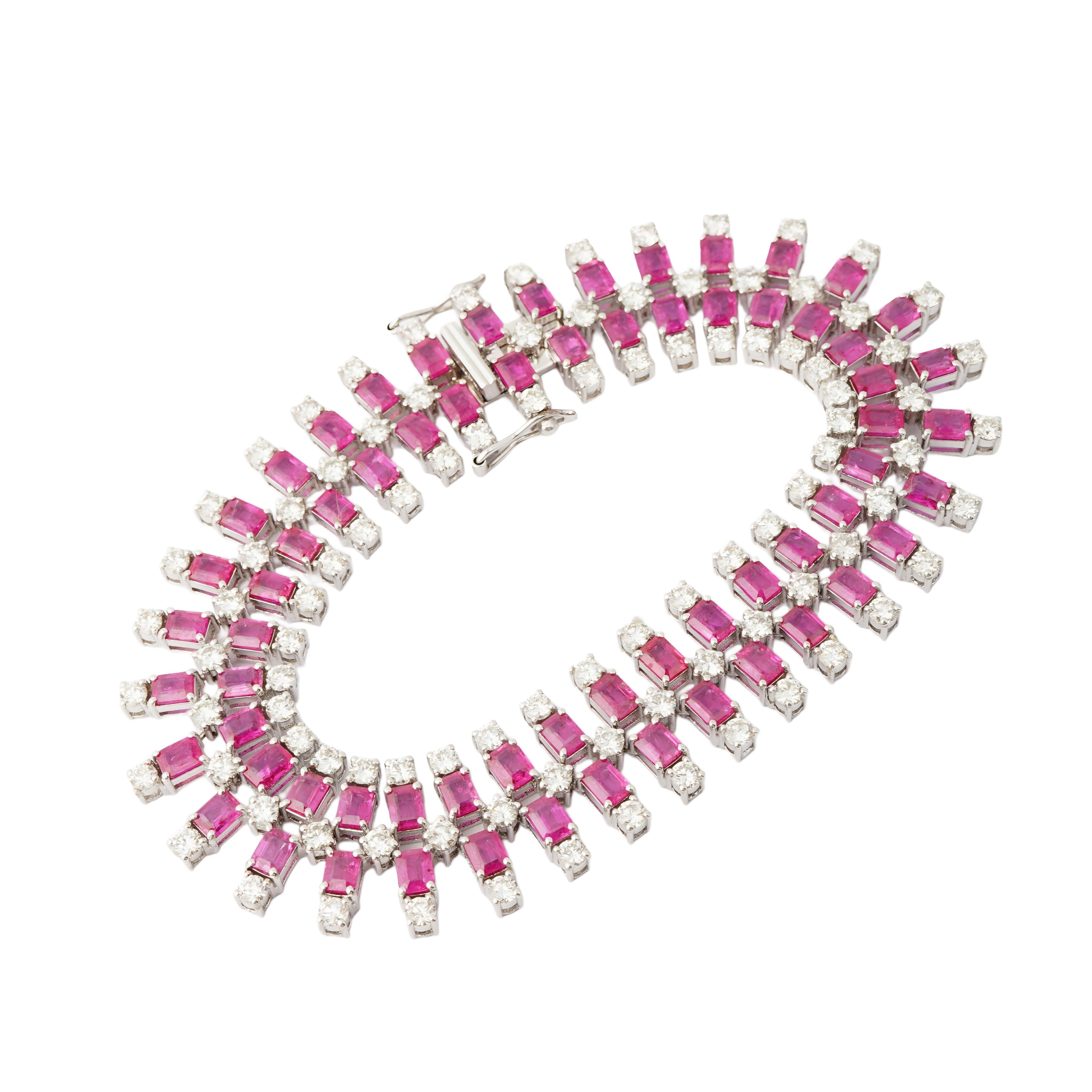 Bracciale con diamanti e zaffiri rosa naturali in oro 18 carati In condizioni Nuovo in vendita a jaipur, IN