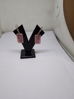 Orecchino con zaffiro rosa naturale e diamante in oro 18 carati