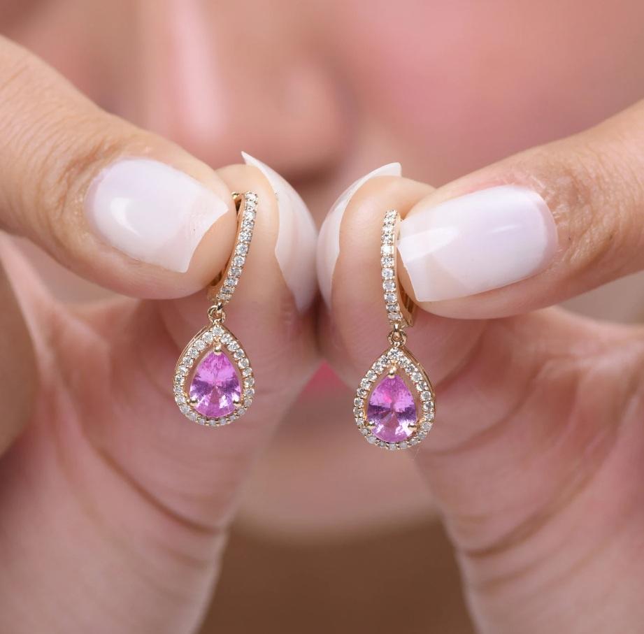 Boucle d'oreille pendante saphir rose diamant poire or  Boucles d'oreilles saphir rose poire naturel diamant or  Boucles d'oreilles saphir rose et diamant

DÉTAILS DES PIERRES PRÉCIEUSES :
✦ Pierre précieuse : Saphir rose
✦ Gemstone Type :