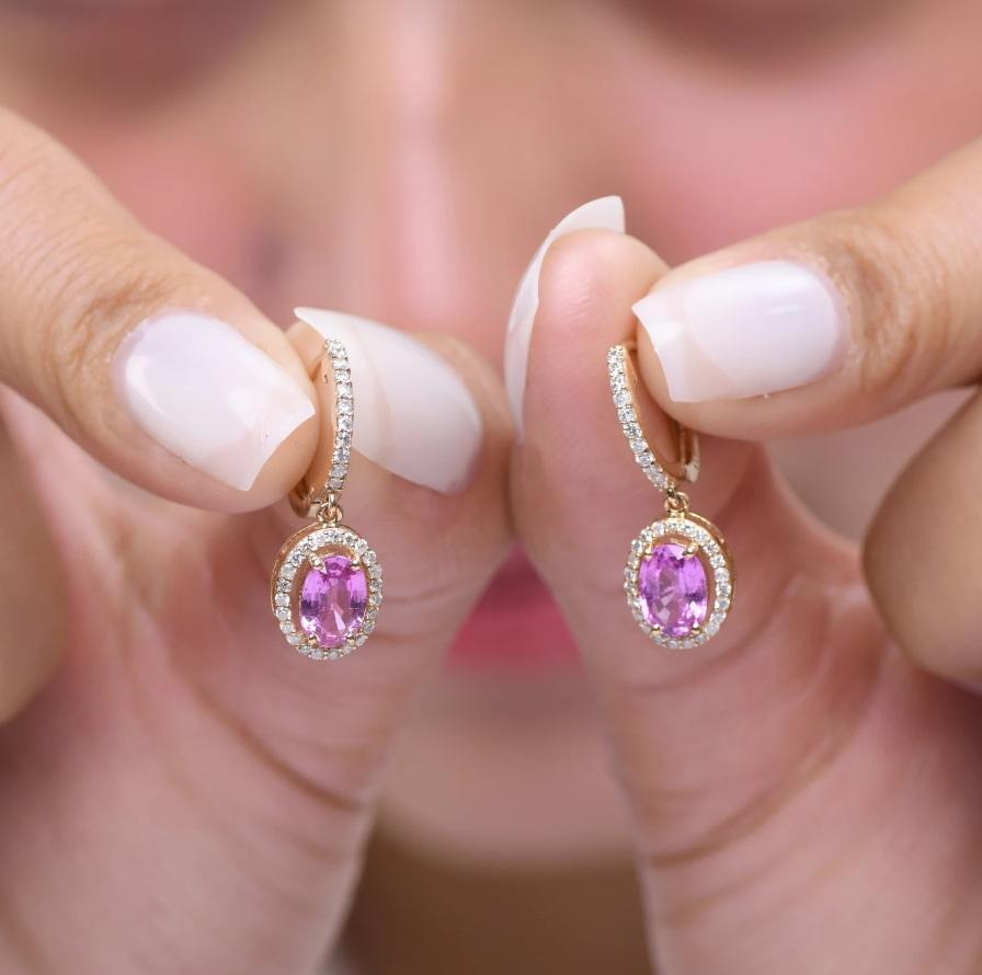 Boucle d'oreille saphir rose, diamant ovale, halo, or  Boucles d'oreilles saphir rose naturel diamant or  Boucles d'oreilles saphir rose coupe ovale or

DÉTAILS DES PIERRES PRÉCIEUSES :
✦ Pierre précieuse : Saphir rose
✦ Gemstone Type :