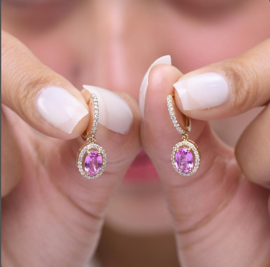 Boucles d'oreilles saphir rose naturel et diamant en or 18k Neuf - En vente à New York, NY