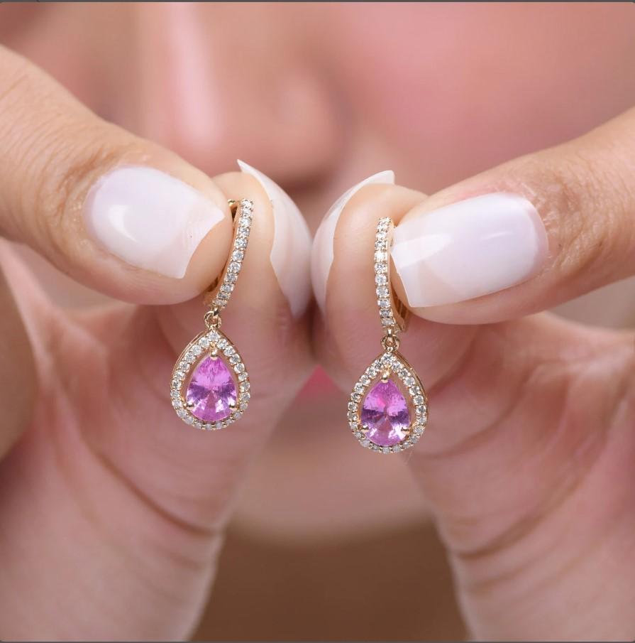 Boucles d'oreilles saphir rose naturel et diamant en or 18k Neuf - En vente à New York, NY