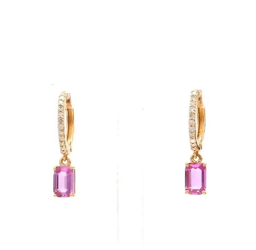 Orecchini a cerchio mini con diamanti taglio smeraldo e zaffiro rosa, oro  Orecchini in oro con diamanti e zaffiro rosa naturale  Orecchino con zaffiro rosa taglio smeraldo

DETTAGLI DELLA GEMMA :
✦ Pietra preziosa: Zaffiro rosa
✦ Tipo di gemma :