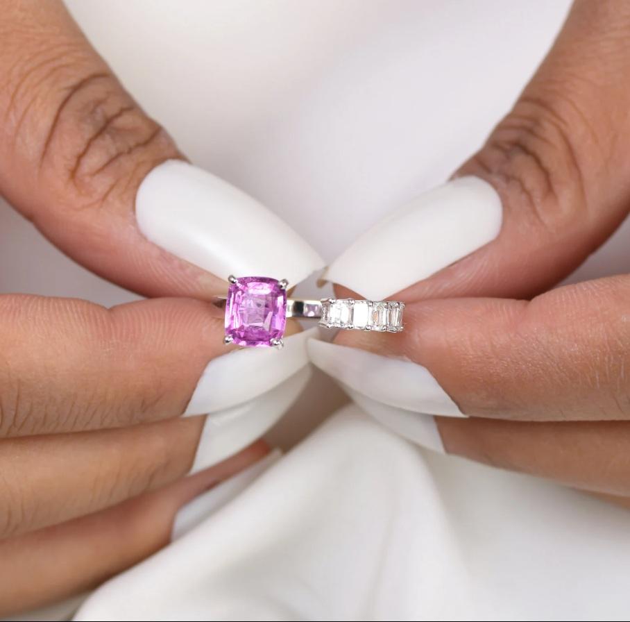 Ring mit natürlichem rosa Saphir-Diamant aus 18 Karat Gold Damen im Angebot