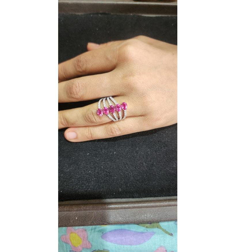 Anillo de diamantes con zafiro rosa natural en oro de 18k en venta 1