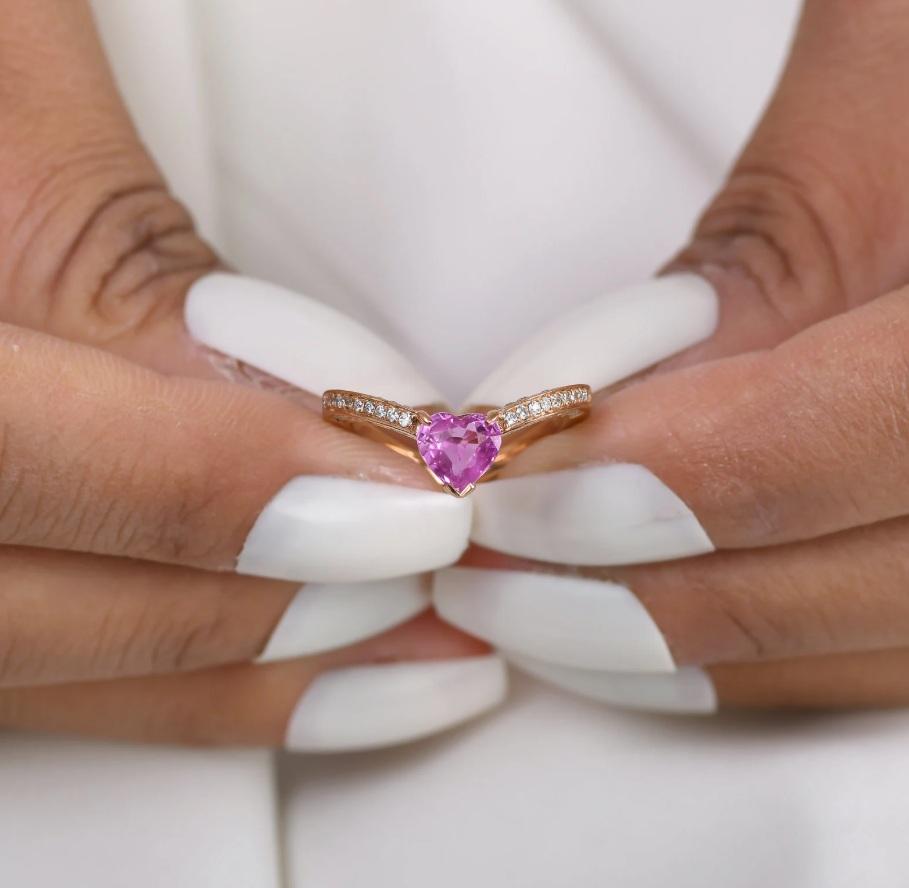 Natural 1.07 cts pink Sapphire & 0.23 cts diamonds ring in 18k gold In New Condition For Sale In New York, NY