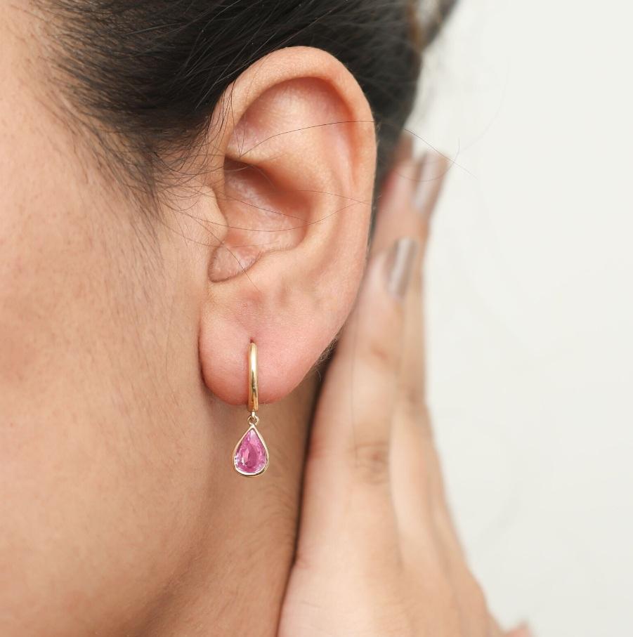 Orecchino a goccia con zaffiro rosa taglio pera, oro  Orecchini d'oro con zaffiro rosa perlato naturale incastonato  Orecchini con zaffiro rosa taglio pera, oro

DETTAGLI DELLA GEMMA :
✦ Pietra preziosa: Zaffiro rosa
✦ Tipo di gemma : Nature
✦