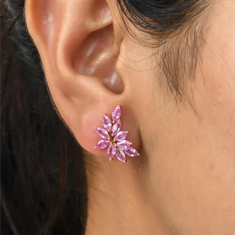 Boucles d'oreilles saphir rose naturel en or 18 carats Neuf - En vente à New York, NY