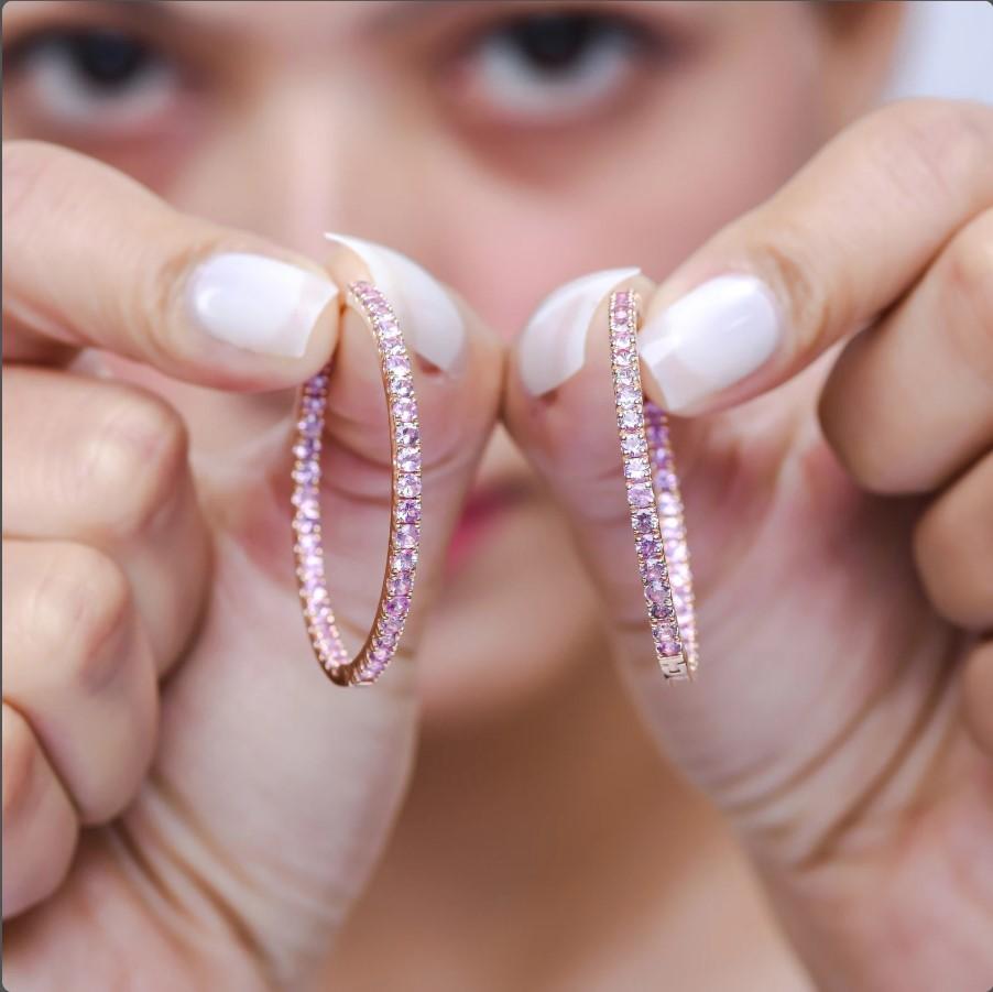Boucles d'oreilles saphir rose naturel en or 18 carats Neuf - En vente à New York, NY