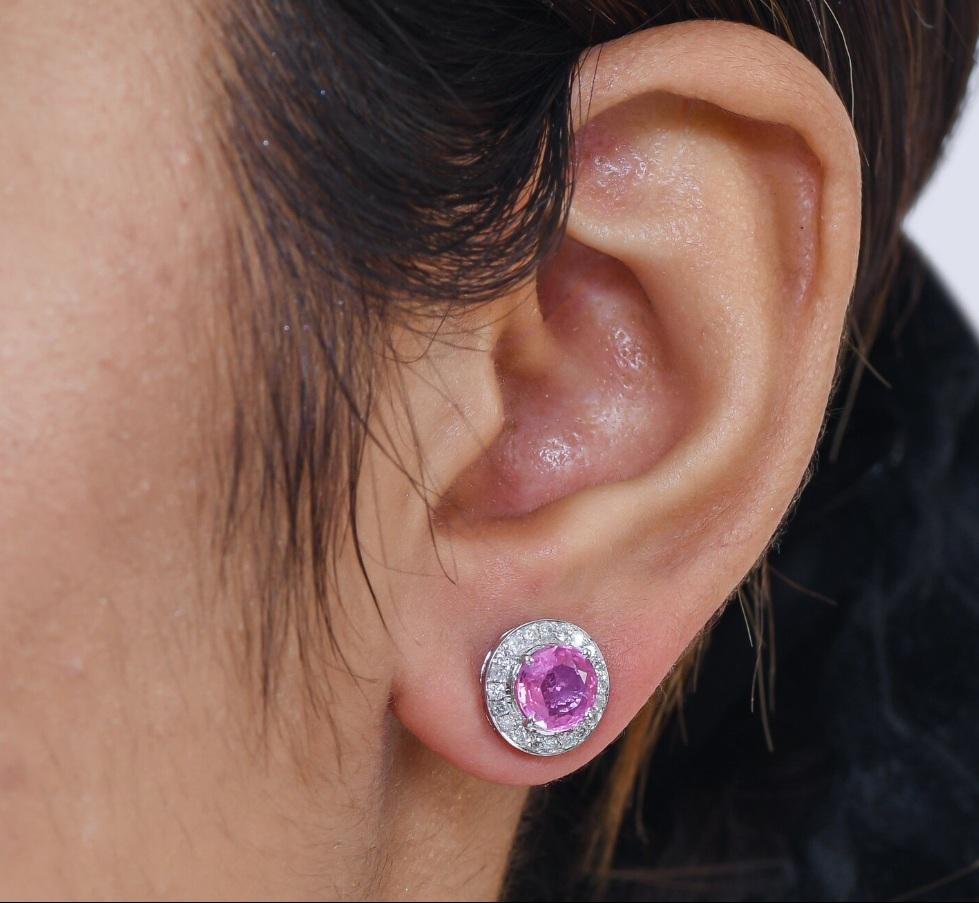 Orecchini a perno con zaffiro rosa naturale e diamante in oro 18 carati in vendita 2