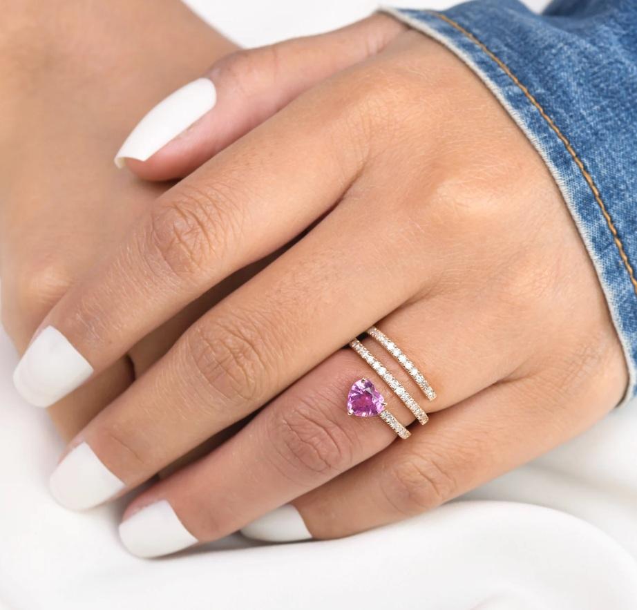 Natural pink sapphire heart diamond ring 18K gold In condizioni Nuovo in vendita a jaipur, IN