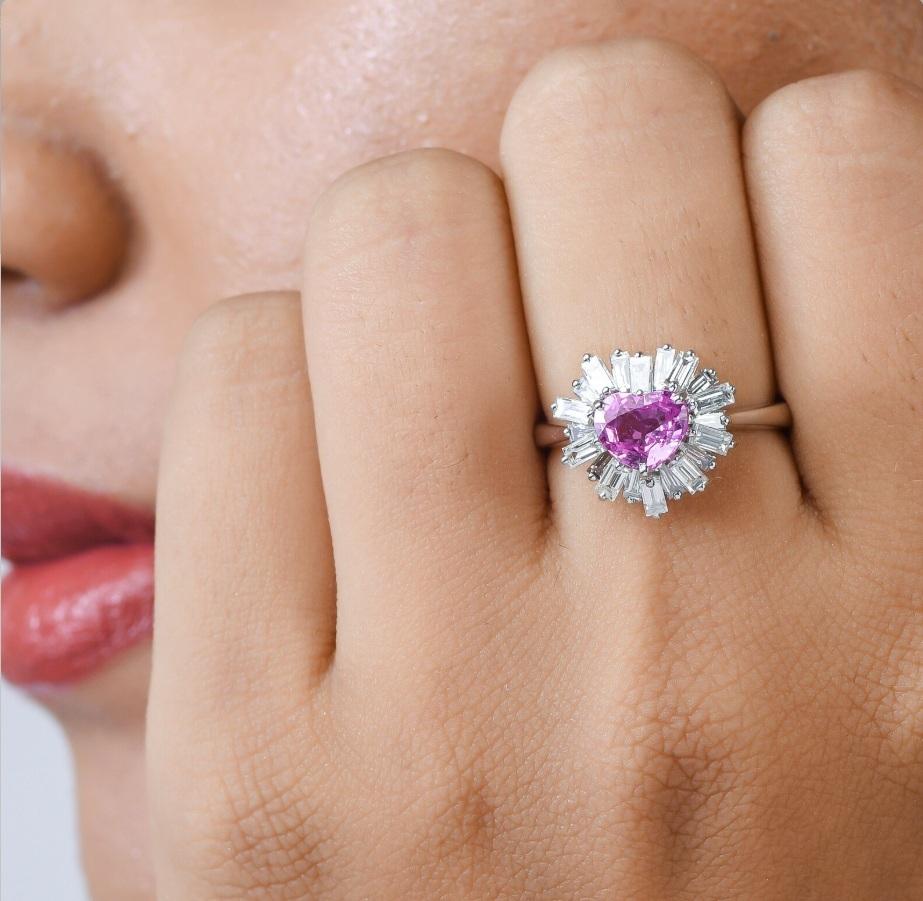 Donna Anello con zaffiro rosa naturale e diamante in oro in vendita