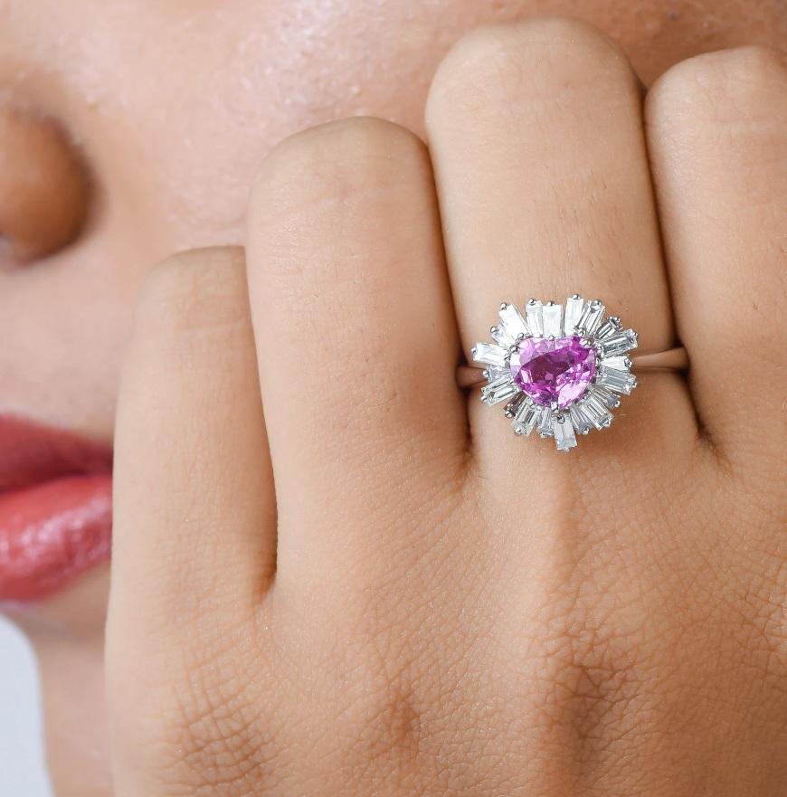Bague cœur en saphir rose naturel en or 18 carats en vente 5