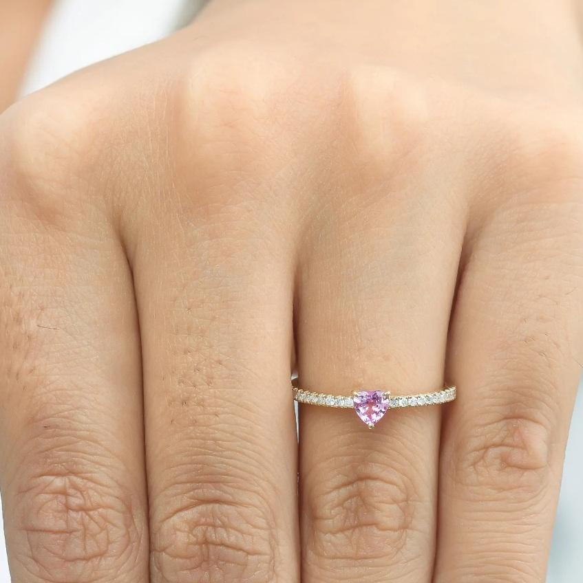 Bague cœur saphir rose or 14K  Bague de coeur en saphir rose naturel 5MM avec diamants  Bague solitaire cœur rose or  Bague de promesse en forme de cœur

DÉTAILS DE LA PIERRE :
✦ Pierre précieuse : Saphir rose
✦ Gemstone Type : Nature
✦ Forme de la