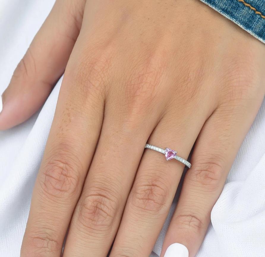 Bague cœur en saphir rose naturel en or 18 carats en vente 3