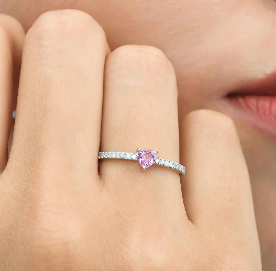 Bague cœur en saphir rose naturel en or 18 carats en vente 4