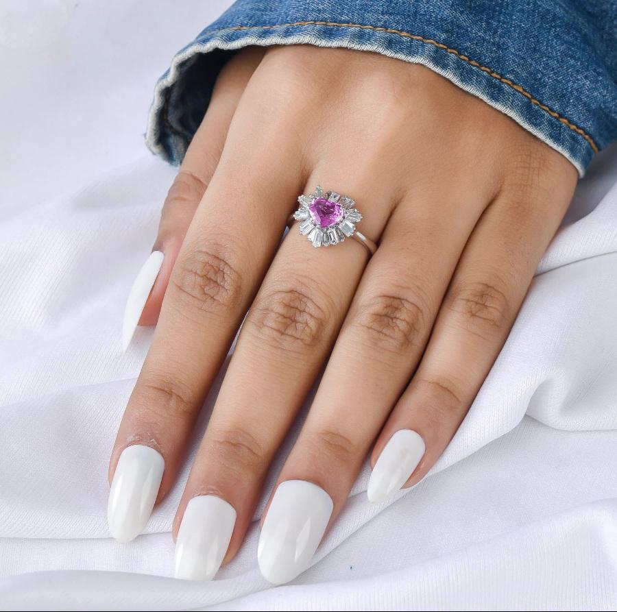 Bague cœur en saphir rose naturel en or 18 carats en vente 4