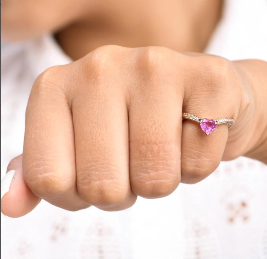 Natürlicher rosa Saphir-Herzring mit Diamant in 18 Karat Gold im Angebot 4