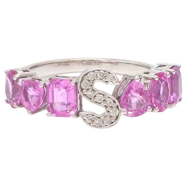 Anello alfabetico con lettera S in zaffiro rosa naturale in oro 18 carati in vendita