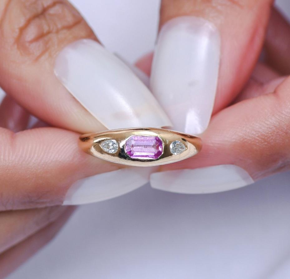 Anello zingaro con zaffiro rosa taglio smeraldo e diamante sottile in oro  Anello con zaffiro rosa naturale incastonato a filo con diamanti old mine cut  Anello con zaffiro vintage

DETTAGLI SULLA PIETRA :
✦ Pietra preziosa: Zaffiro rosa
✦ Tipo di