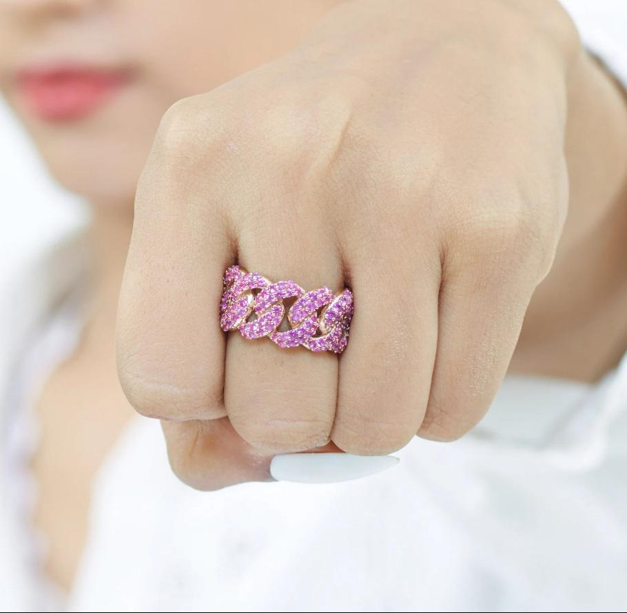 Rosa Saphir Miami Kette Ring Gold  Natürlicher kubanischer Kettenring mit rosa Saphiren  Kandare Kettenring gold  Saphir Gliederkette Ring Geschenk für sie

EDELSTEIN-DETAILS :
✦ Edelstein : Rosa Saphir
✦ Edelsteinart : Natürlich
✦ Größe des