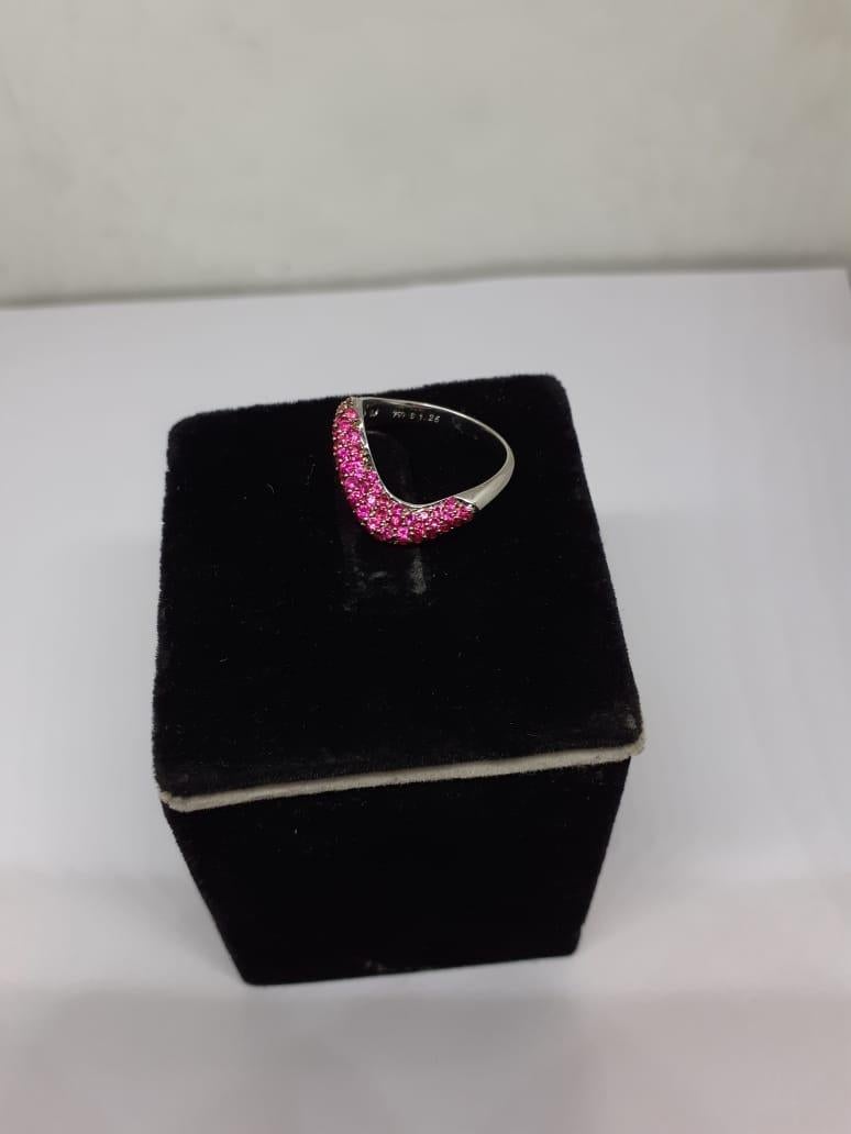 Natural Pink Sapphire Ring with 1.57 Carsts in 18k Gold In New Condition For Sale In New York, NY