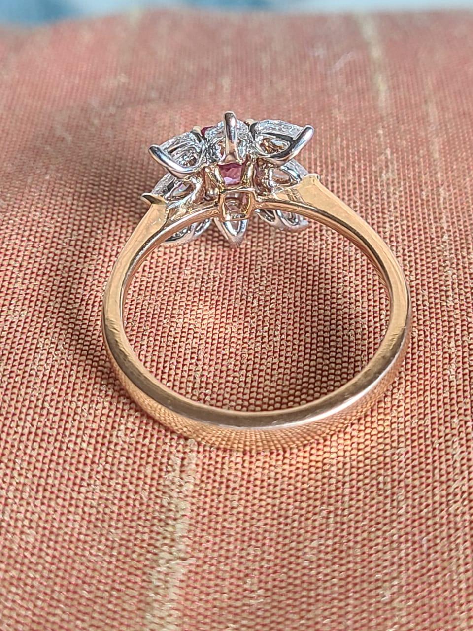 Ein sehr zierlicher und wunderschöner rosafarbener Saphir-Verlobungsring in 18K Rose Gold & Diamanten. Das Gewicht des rosa Saphirs beträgt 0.71 Karat. Das Gewicht der Diamanten im Rosenschliff beträgt 0.65 Karat. Das Nettogewicht des Goldes beträgt