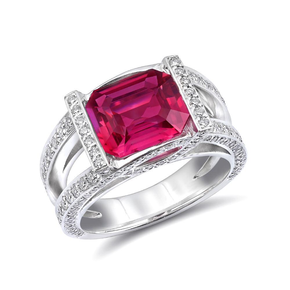 Découvrez la beauté exceptionnelle de cette bague en or blanc 14 carats, ornée d'un saphir rose naturel à couper le souffle, entouré de diamants brillants. La teinte rose violacée du saphir, associée aux diamants rayonnants, crée une pièce étonnante