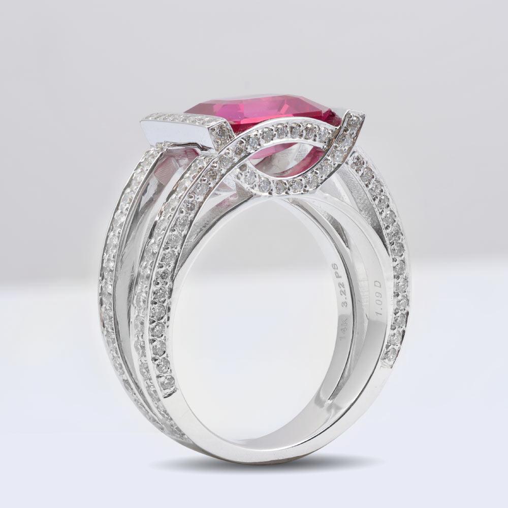 Pierre saphir rose naturel de 3,22 carats en 14 carats avec diamants / rapport GIA Neuf - En vente à Los Angeles, CA