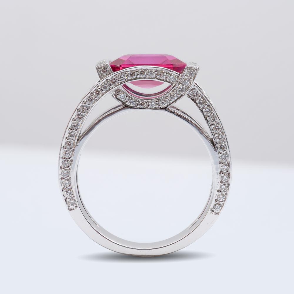 Pierre saphir rose naturel de 3,22 carats en 14 carats avec diamants / rapport GIA Pour femmes en vente