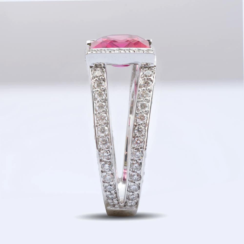 Pierre saphir rose naturel de 3,22 carats en 14 carats avec diamants / rapport GIA en vente 1