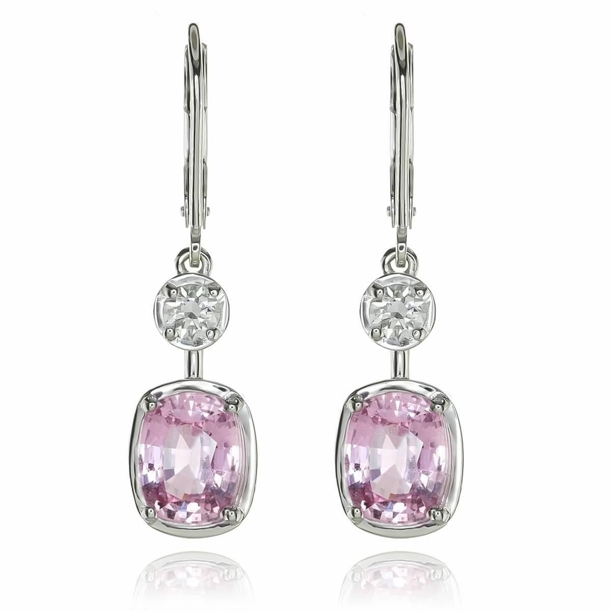 Diese Ohrringe aus 18 Karat Weißgold strahlen Eleganz und Romantik aus. Sie bestehen aus insgesamt 4,33 Karat natürlichem rosa Saphir, der für seinen sanften, bezaubernden Farbton und seine außergewöhnliche Brillanz bekannt ist. Jeder Saphir im