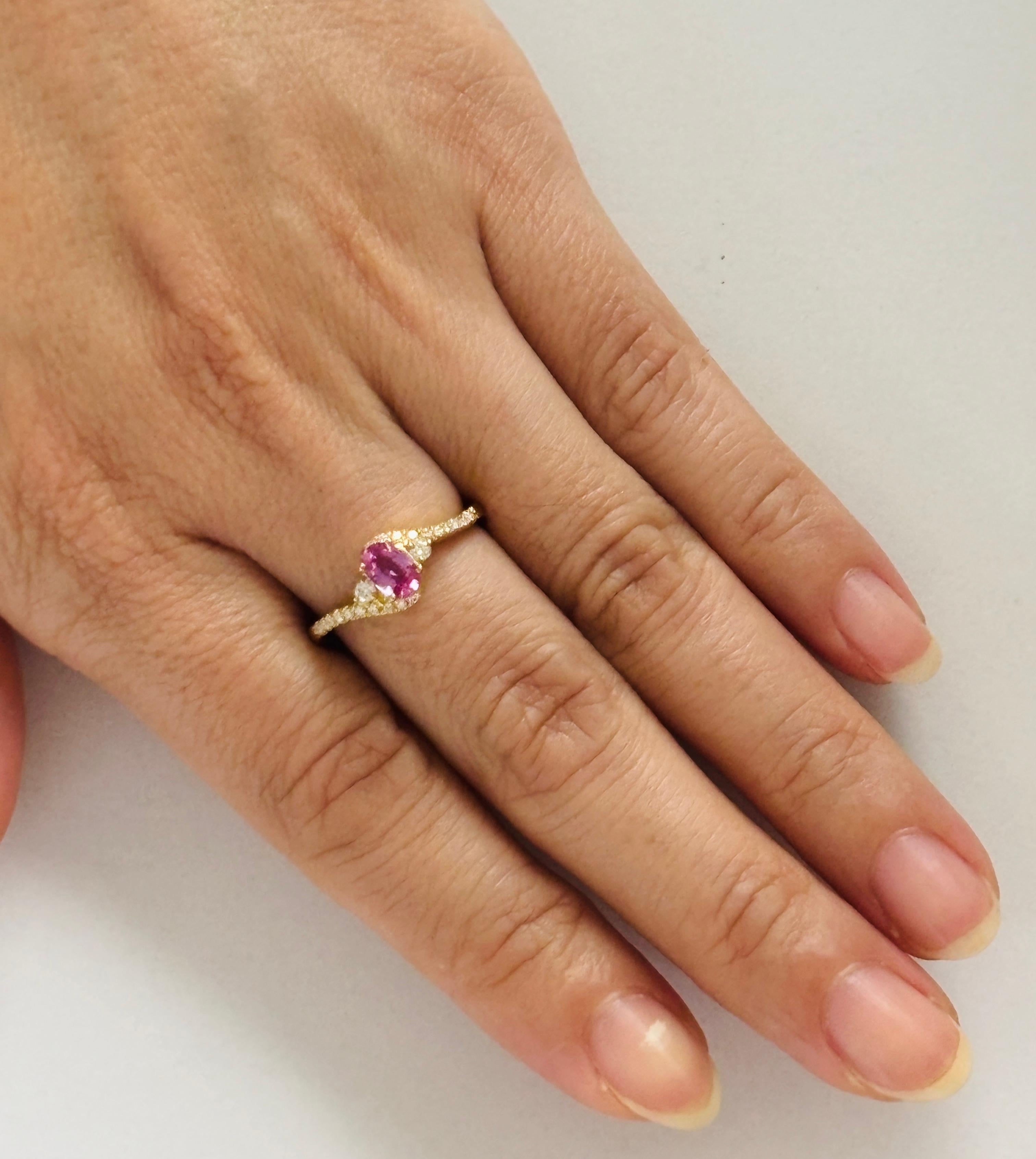 Anello di fidanzamento con zaffiro rosa naturale e diamante bianco in oro 18 carati in vendita 1