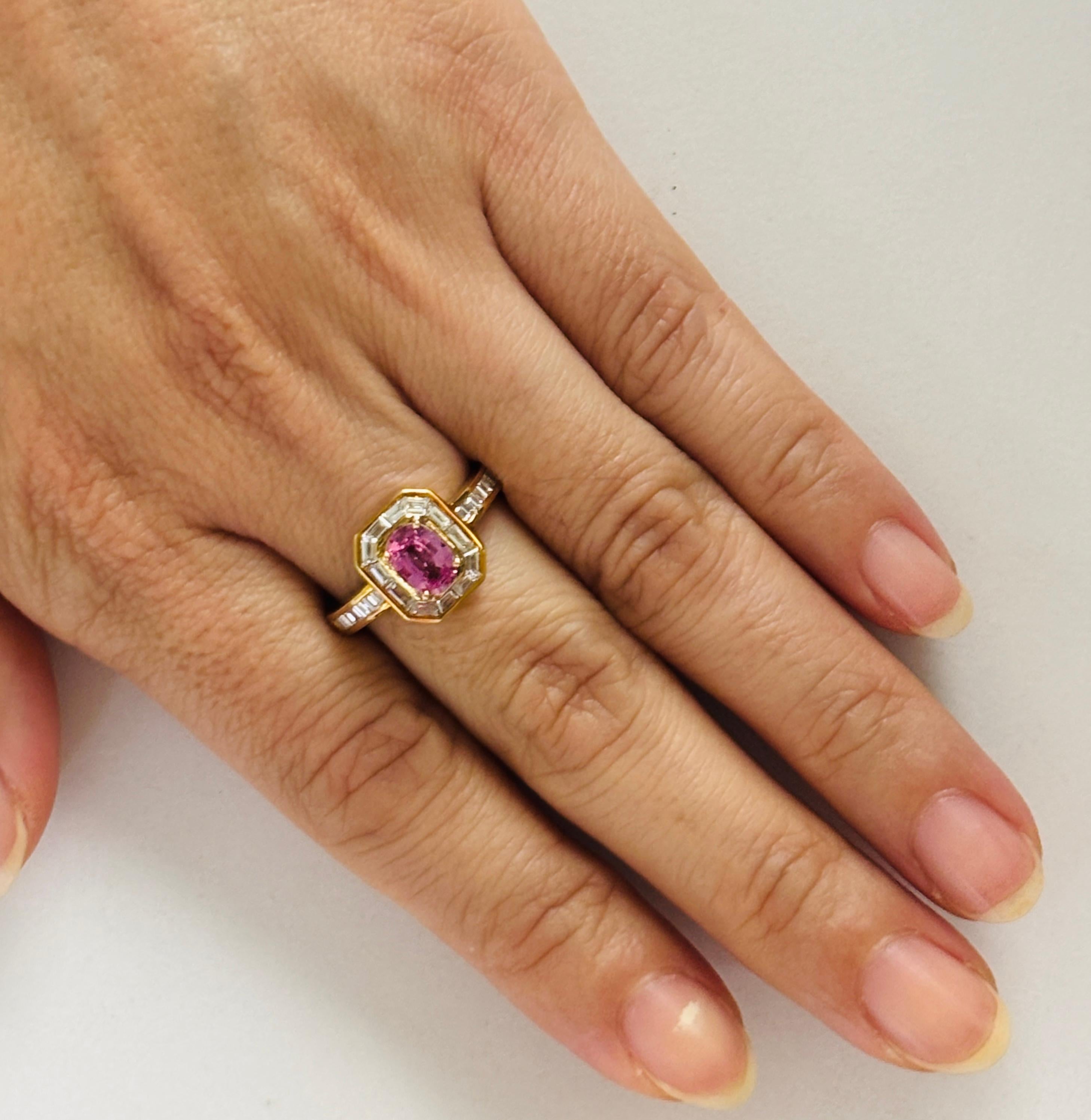 Bague de fiançailles en or 18 carats avec saphir rose naturel et diamant blanc en vente 1