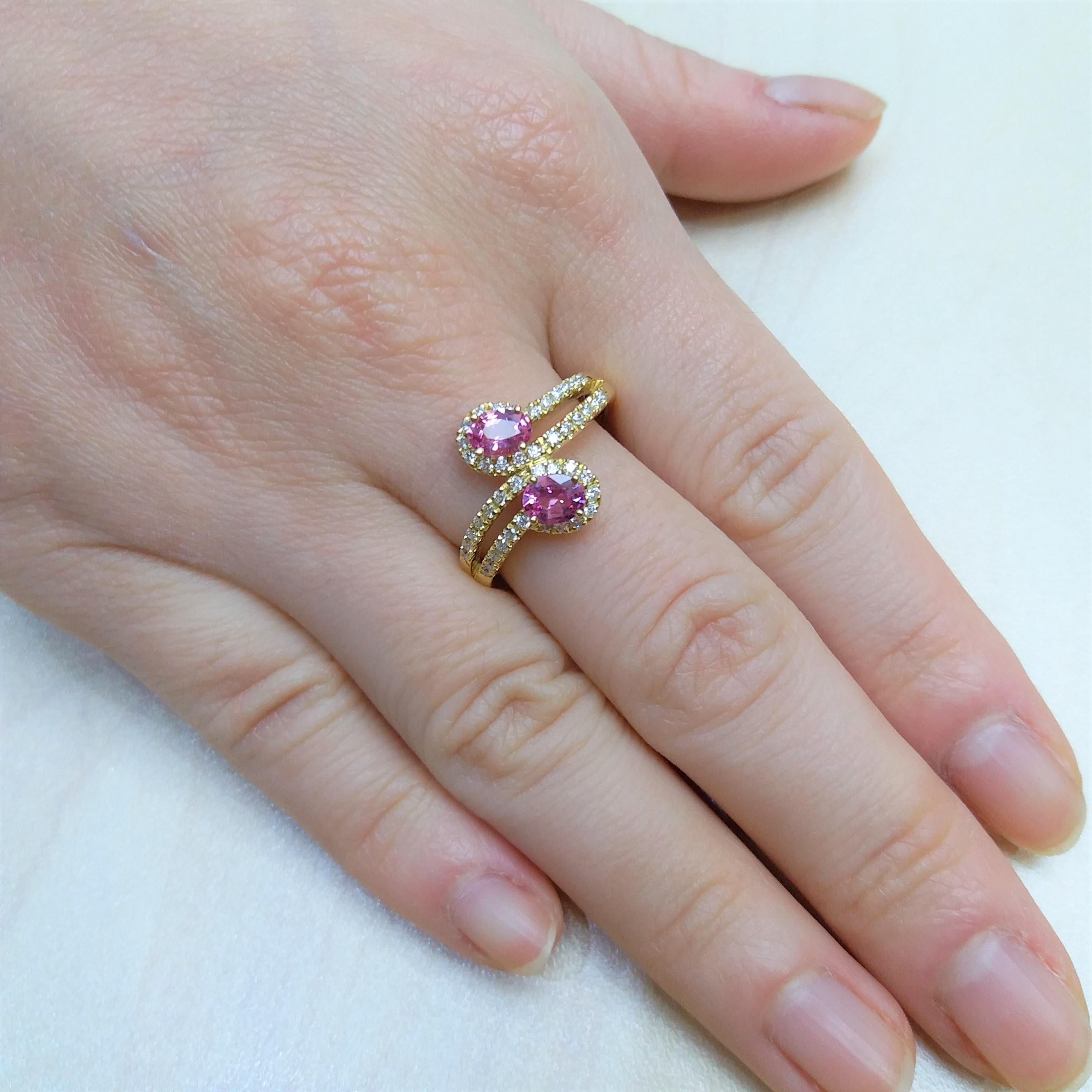 Anello di fidanzamento con zaffiro rosa naturale e diamante bianco in oro 18 carati in vendita 1