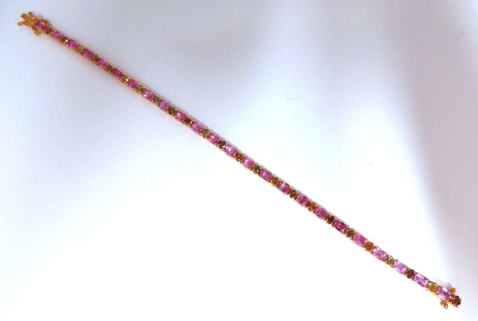 Armband aus 14kt Gelbbraun mit natürlichen rosa Saphiren und ausgefallenen farbigen Diamanten (Smaragdschliff) im Angebot